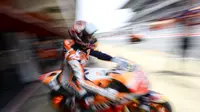 Pembalap Repsol Honda, Marc Marquez siap berjuang demi podium juara MotoGP Belanda 2017. (Josep LAGO / AFP)