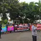 Puluhan warga Banyuwangi lakukan aksi unjuk rasa di Gedung DPRD setempat Untuk menolak masa jabatan kades 9 tahun (Hermawan Arifianto/Liputan6.com)
