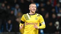 Selebrasi pemain Borrusia Dortmund, Marco Reus setelah mencetak gol ke gawang VfL Bochum dalam pertandingan Piala Jerman DFB Pokal, Rabu (8/2/2023). Marco Reus merupakan sosok penting di skuad Dortmund dengan didapuknya ia menjadi kapten tim. Kontrak Reus dan Dortmund akan berakhir pada 1 Juli 2023 dan sampai saat ini belum ada tawaran kontrak baru bagi dirinya. (AFP/Ina Fassbender)