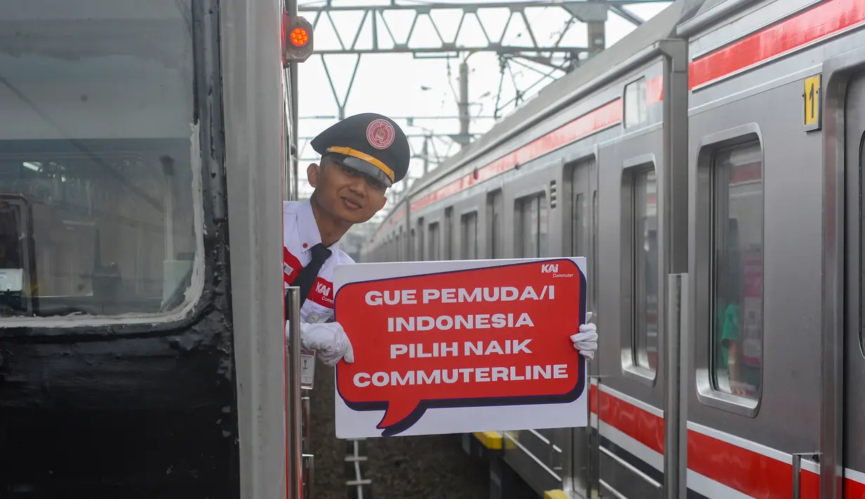Petugas KRL Commuterline juga mengajak masyarakat untuk menggunakan transportasi publik kemana pun bepergian. (merdeka.com/Arie Basuki)