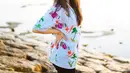 Simple tapi stylish, bisa tiru gaya Yasmin Napper dengan floral shirt dan short pants satu ini. (Instagram/yasminnapper).