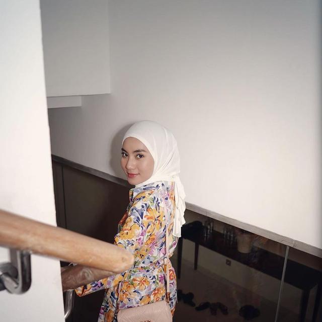 6 Potret Bunga Fathia Kakak Rey Bong Jarang Tersorot, Kenal dengan Rekan Artis