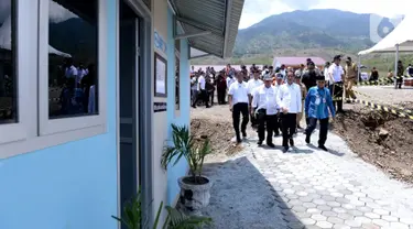 Presiden Joko Widodo bersama Menteri Pekerjaan Umum dan Perumahan Rakyat (PUPR) Basuki Hadimuljono dan Gubernur Sulawesi Tengah Longki Djanggola meninjau proyek penyediaan hunian tetap bagi korban gempa di Kota Palu, Provinsi Sulawesi Tengah, Selasa (29/10/2019). (Liputan6.com/Biro Pers)