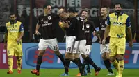 Para pemain AC Milan merayakan gol ke gawang Chievo Verona pada laga Serie A di Stadion San Siro, Milan, Kamis (29/10/2015). (AFP PHOTO / Olivier Morin)