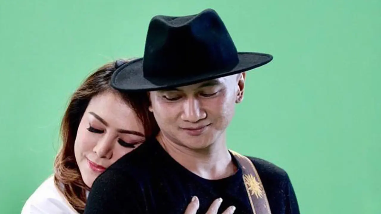 FOTO: Mesra Banget, Ini Potret Keromantisan Wina Natalia dan Anji