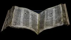 Alkitab Ibrani Codex Sassoon berusia 1.100 tahun dipajang di ANU Museum of the Jewish People di Tel Aviv untuk pameran manuskrip selama seminggu, bagian dari tur artefak di seluruh dunia di Inggris, Israel, dan Amerika Serikat sebelum penjualan, Rabu (22/3/2023).  (AP Photo/Ariel Schalit)