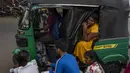 <p>Seorang gadis duduk di becak saat bersama dengan yang lain menunggu dalam antrean untuk mendapatkan paspor mereka di luar Departemen Imigrasi &amp; Emigrasi di Kolombo, Sri Lanka, Senin (18/7/2022). Negara kepulauan Samudra Hindia itu dilanda krisis ekonomi yang belum pernah terjadi sebelumnya yang telah memicu ketidakpastian politik. (AP Photo/Rafiq Maqbool)</p>