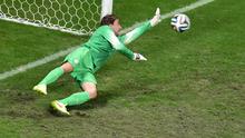 Tim Krul menghalau sepakan Bryan Ruiz (AFP/ Gabriel Bouys)