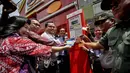 Kepala UP Perparkiran Dishubtrans DKI, Sunardi Sinaga bersama perwakilan bank dan perwakilan dubes Swedia meresmikan Terminal Parkir Meter di Jalan Boulevard Raya, Kelapa Gading, Jakarta, Rabu (25/3/2015). (Liputan6.com/Faizal Fanani)