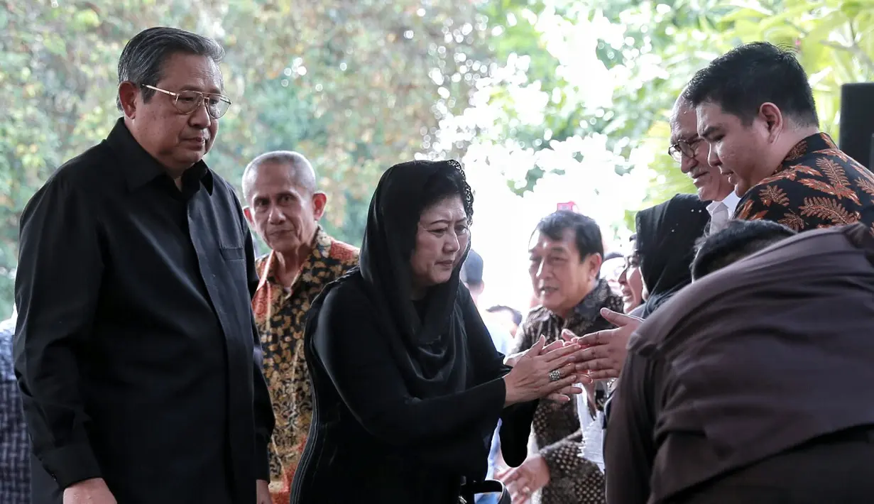 Tiga buah lagu yang dibawakan Mike adalah Juwita Malam, lagunya The Bee Gees yang berjudul to Love Somebody, dan lagu ciptaan SBY yang judulnya Kuyakin Sampai di Sana. (Adrian Putra/Bintang.com)