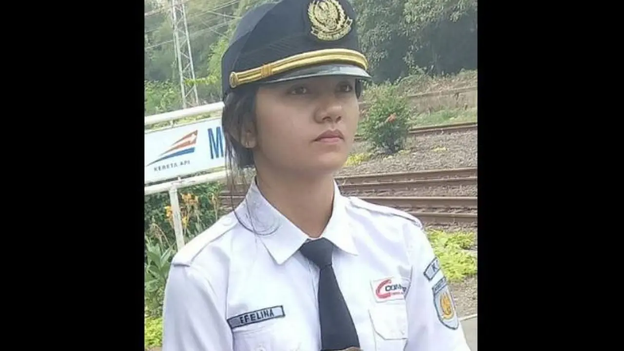 [Bintang] Foto Petugas KRL yang Lagi Bengong Viral, Ternyata Ini Penyebabnya