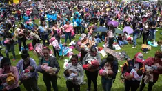 Ratusan wanita menyusui anaknya saat mengikuti Pekan Menyusui Dunia di taman Los Novios, Bogota, Kolombia, (3/8). Pekan Menyusui Sedunia (World Breastfeeding Week) diadakan setiap tahun dari tanggal 1 sampai 7 Agustus. (AFP Photo/Raul Arboleda)
