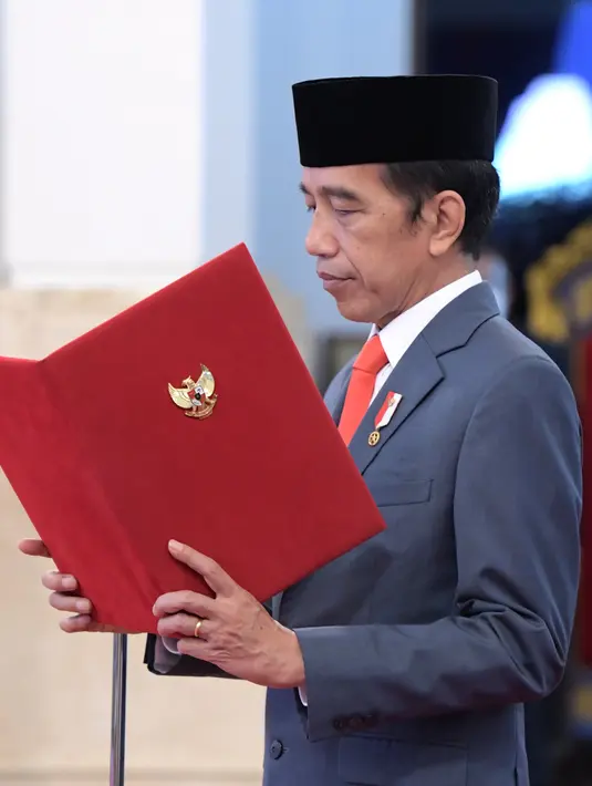Presiden Joko Widodo memimpin upacara pelantikan Komjen Pol Listyo Sigit Prabowo sebagai Kapolri di Istana Negara, Jakarta, Rabu (27/1/2021). Listyo Sigit Prabowo dilantik menjadi Kapolri menggantikan Idham Azis yang memasuki masa pensiun. (Krishadiyanto - Biro Pers Setpres)