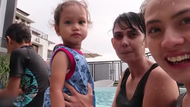 7 Momen Seru Zara dan Kyla Bersama Keluarga Selama Karantina