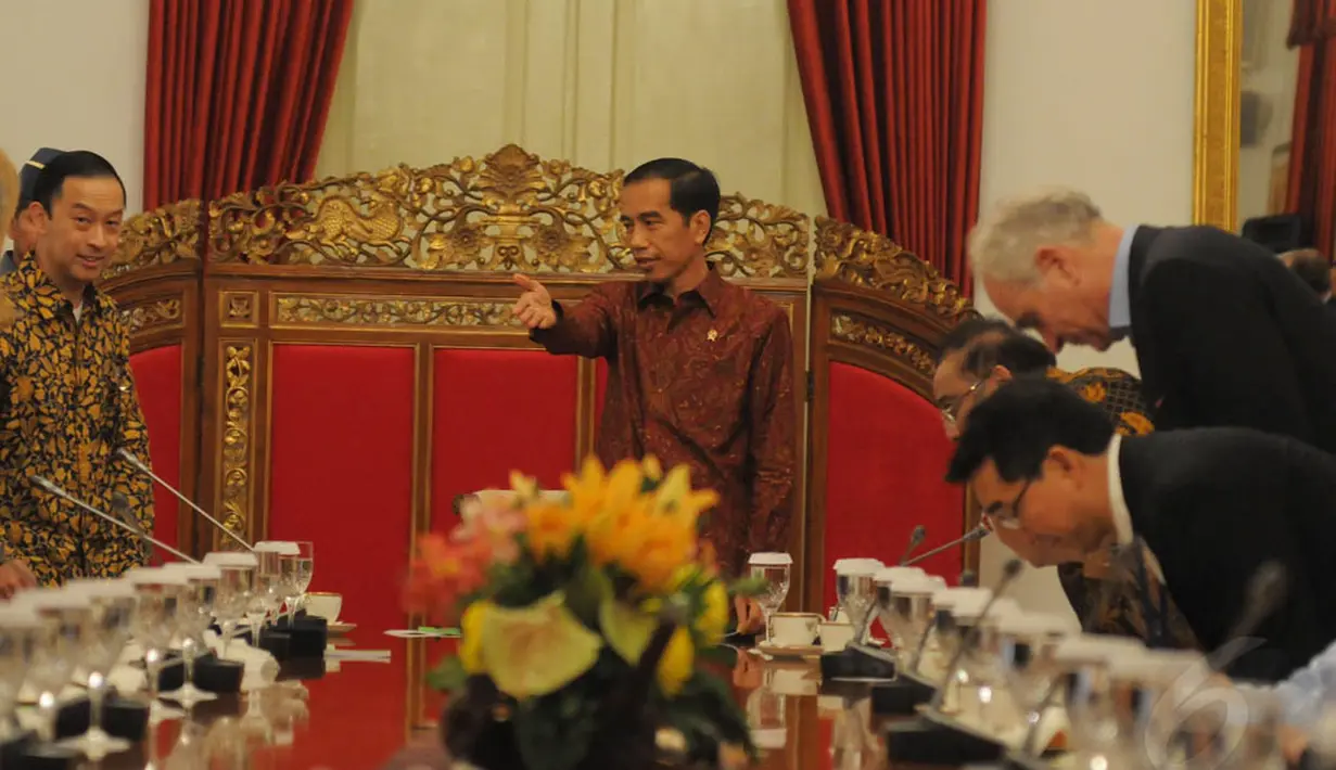 Sekitar 25 orang investor yang tergabung dalam  20-20 Investment Association terlihat duduk mengelilingi meja bundar panjang, Jakarta, Selasa (4/11/2014). (Liputan6.com/Herman Zakharia)