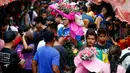 Orang-orang membeli bunga di sebuah pasar bunga sehari sebelum Valentine Day di Manila, Filipina, Rabu (13/2). Sudah tradisi di seluruh dunia, setiap hari valentine identik dengan pemberian bunga atau coklat. (AP Photo/Bullit Marquez)