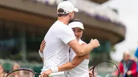 Selebrasi ganda campuran Aldila Sutjiadi/Matwe Middelkoop setelah mengalahkan pasangan Marta Kostyuk (Ukraina)/Marcelo Arevalo (El Salvador) pada laga perempatfinal turnamen tenis Grand Slam Wimbledon 2023 di All England Tennis Club, Wimbledon, Inggris, Selasa (11/7/2023). Aldila/Middelkoop menang dua set langsung 7-5, 7-6 (5). (www.instagram.com/dila11)