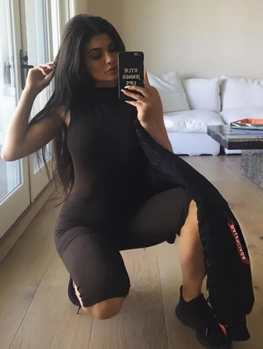 “Hay mulai saat ini aku tidak akan mengunggah hal yang bersifat pribadi pada aplikasiku lagi,” tulis Kylie di Twitternya. (Instagram/Kyliejenner)