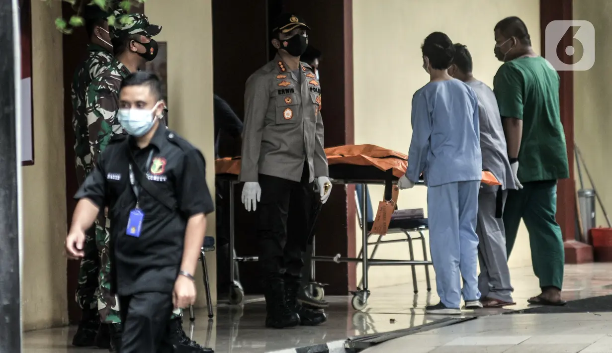 Tim forensik membawa kantong jenazah berisi serpihan Sriwijaya Air SJ 182 dan diduga tubuh korban di RS Polri, Jakarta, Minggu (10/1/2021). RS Polri menerima tiga kantong jenazah berisi serpihan pesawat dan diduga tubuh korban untuk diidentifikasi. (merdeka.com/Iqbal S. Nugroho)