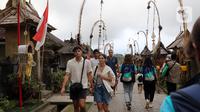 Sebagai desa wisata, beberapa warga Desa Penglipuran menyediakan rumahnya untuk dijadikan tempat menginap bagi para wisatawan, Rabu (16/8/2023). (Liputan6.com/Helmi Fithriansyah)