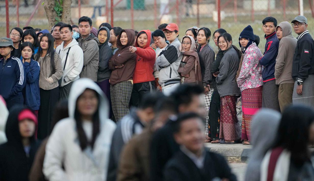 Meski mantan pemimpin sipil Aung San Suu Kyi masih dipenjara dan partainya, Liga Nasional untuk Demokrasi (NLD), telah dibubarkan serta tidak ikut dalam kontestasi, namun junta militer menyebut pemilu ini sebagai langkah menuju kembalinya demokrasi. Tampak dalam foto, para pemilih mengantre untuk memberikan suara mereka di tempat pemungutan suara di Naypyitaw, Myanmar, Minggu, 28 Desember 2025. (AP Photo/Aung Shine Oo)