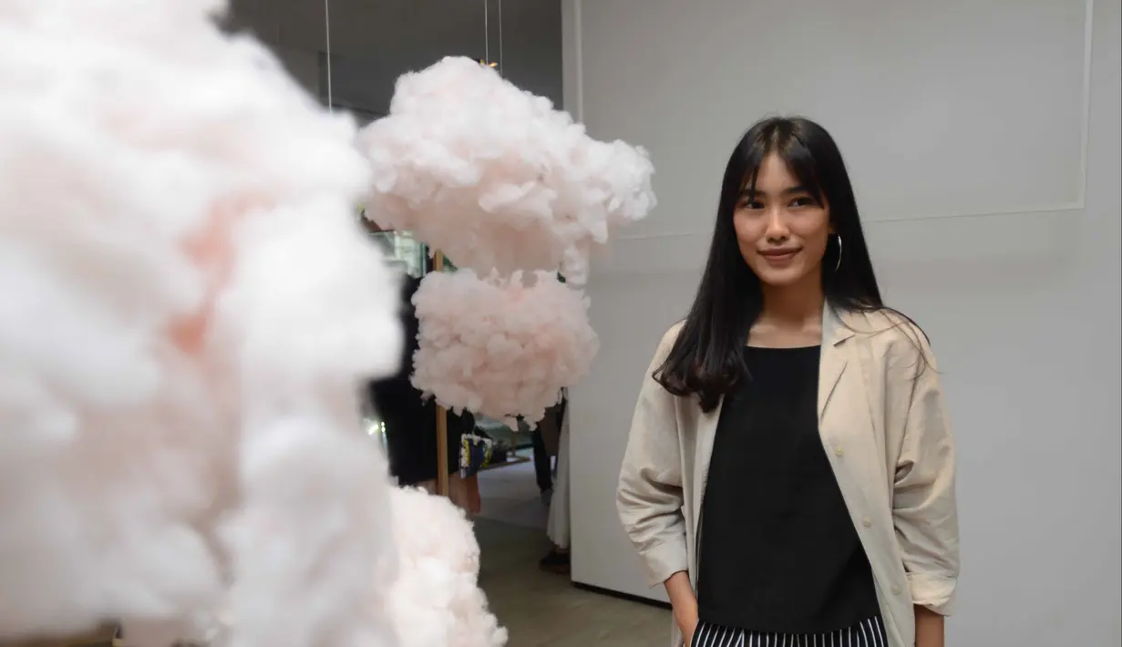 Dipadukan dengan blazer coklat dan inner hitam, keponakan Alya Rohali ini terlihat elegan. Tak lupa dengan anting lingkaran yang membuat wajah Alika terlihat lebih manis. (Kapanlagi.com/Bayu Herdianto)