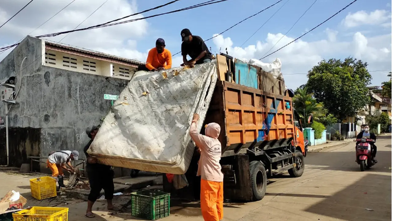 Petugas Dinas Lingkungan Hidup (DLH) Kota Tangerang mulai angkut sampah usai banjir surut.