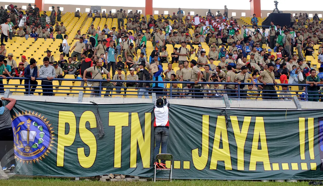 Suporter PS TNI memasang spanduk besar jelang menyaksikan laga PS TNI melawan Sriwijaya FC di Turnamen Piala Bhayangkara, Stadion Si Jalak Harupat, Bandung, Minggu (20/3/2016). PS TNI kalah 1-2 dari Sriwijaya FC. (Liputan6.com/Helmi Fithriansyah)