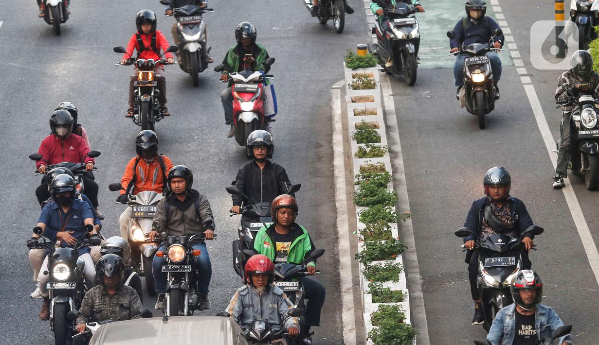 Usulan kebijakan tersebut merupakan salah satu upaya untuk mengurangi emisi gas buang yakni dengan menggunakan kendaraan listrik. (Liputan6.com/Angga Yuniar)