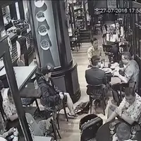 Sebuah rekaman CCTV memperlihatkan bagaimana seorang pencuri melancarkan aksinya di coffee shop. Waspada! (Foto: Facebook/Andy Gunawan)