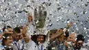 Bek Real Madrid, Marcelo, merayakan gelar juara Liga Champions ke-13 usai mengalahkan Liverpool di Stadion Olimpiyskiy, Kiev, Sabtu (26/5/2018). Madrid menang 3-1 atas Liverpool. (AP/Efrem Lukatsky)