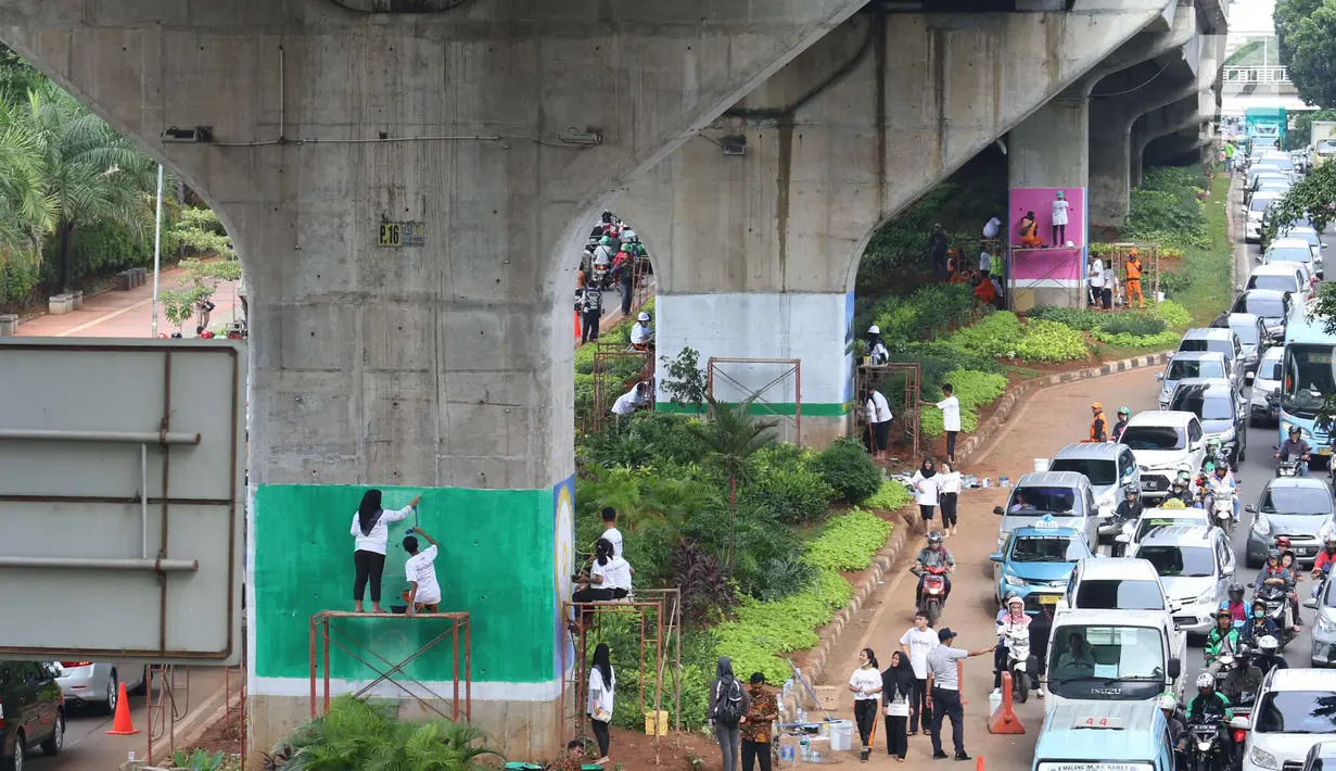Suasana pembuatan mural oleh siswa SMK N 46 Jakarta di bawah kolong jalan layang non tol Kasablangka, Jakarta, Jumat (1/12). Mural tersebut di lakukan untuk mempercantik kawasan tersebut. (Liputan6.com/Angga Yuniar)