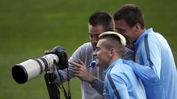 Antoine Griezman (kiri) dan Mario Mandzukic (kanan) meminta foto hasi jepretan photographer yang mengabadikan momen latihan (REUTERS/Juan Medina) 