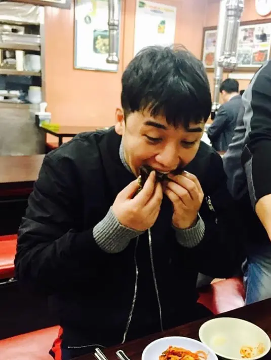 Beberapa waktu lalu, Seungri menjadi pusat perhatian publik setelah kelab malam miliknya menjual paket minuman keras yang harganya sampai Rp 1,2 miliar. (Foto: instagram.com/seungriseyo)