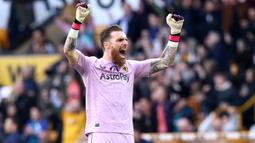 Selebrasi kiper Wolverhampton, Jose Sa setelah berakhirnya laga Liga Inggris 2022/2023 menghadapi Chelsea di Molineux Stadium, Wolverhampton (8/4/2023). Jose Sa langsung menjadi kiper nomor satu Wolverhampton saat didatangkan pada 2021/2022 menggantikan Jose Sa yang hijrah ke AS Roma. Namun bersama Timnas Portugal, ia masih menjadi bayang-bayang Diogo Costa dan Rui Patricio. Hingga kini ia belum memiliki caps bersama Timnas Portugal. (AFP/Darren Staples)