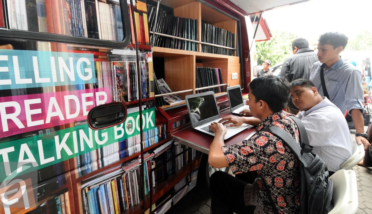 Penyandang disabilitas memanfaatkan mobil perpustakaan di Kementerian Sosial, Jakarta, Senin (28/12/2015). Mensos Khofifah Indar Parawansa memberikan bantuan sejumlah fasilitas penunjang bagi penyandang disabilitas. (Liputan6.com/Helmi Fithriansyah)