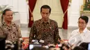Presiden Joko Widodo bersama Dubes RI untuk Brasil Toto Riyanto didampingi Menlu Retno LP Marsudi, menggelar jumpa pers usai menggelar pertemuan tertutup di Istana Merdeka, Jakarta, Selasa (24/2/2015). (Liputan6.com/Faizal Fanani)