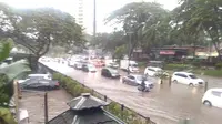 Kawasan elite Lippo Karawaci di Kelapa Dua, Kabupaten Tangerang, sempat tergenang banjir hingga 50 cm pada Selasa (13/11/2018) siang. (Liputan6.com/Pramita Tristiawati)