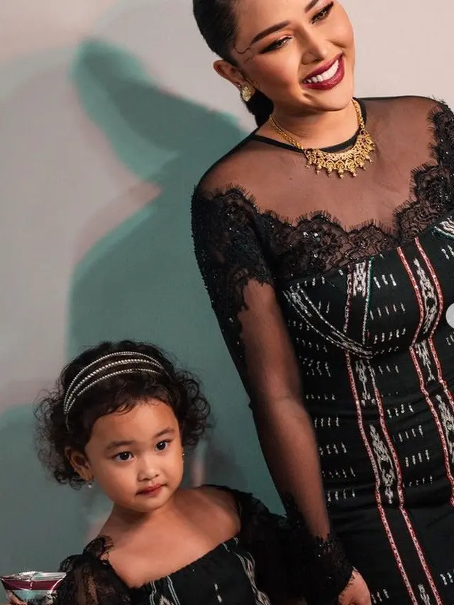 Cerita Dibalik Busana Mutia Ayu dan Gewa di Konser Glenn Fredly