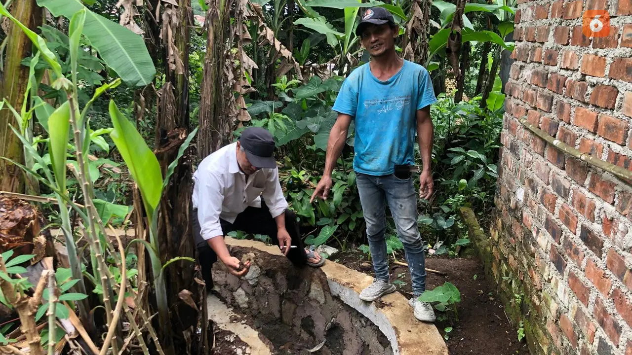 Warga Desa Cibolang saat memprotes pembangunan drainase yang kembali rusak pasca sepekan diperbaiki (Liputan6.com/Fira Syahrin).
