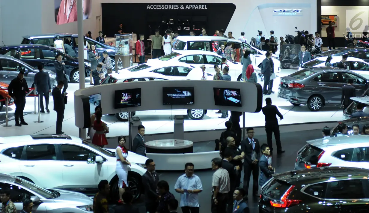 Pengunjung memadati salah satu stand kendaraan yang dipamerkan pada Indonesia International Motor Show 2018 di JIExpo, Jakarta, Kamis (19/4). IIMS 2018 diselenggarakan hingga 29 April mendatang. (Liputan6.com/Helmi Fithriansyah)
