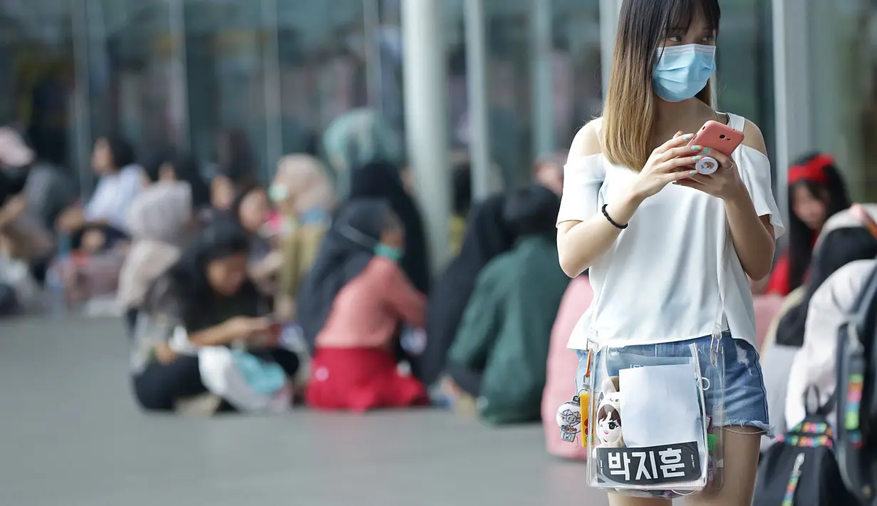 Penggemar Park Jihoon jelanng Konser digelar di ICE BSD Hall 5, Tangerang, Sabtu (15/2/2020). (Bambang E Ros/Fimela.com)