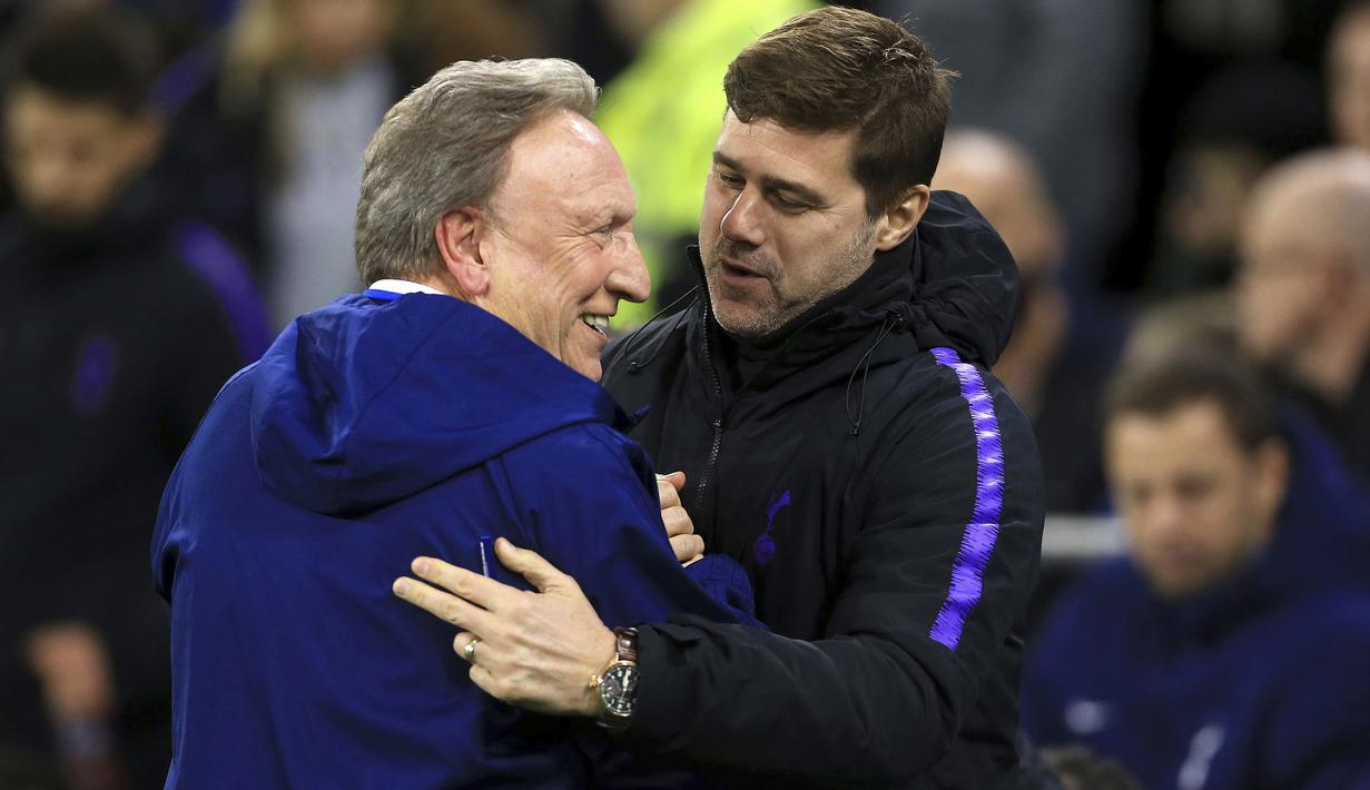 Pelatih Tottenham Hotspur, Mauricio Pochettino, berbincang dengan pelatih Cardiff City, Neil Warnock, pada laga Premier League di Stadion Cardiff City, Selasa (1/1). Tottenham Hotspur menang 3-0 atas Cardiff City. (AP/Mark Kerton)