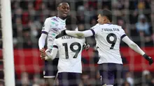 Penyerang Bournemouth asal Belanda #19, Justin Kluivert (tengah), merayakan gol bersama penyerang Bournemouth asal Ghana #24, Antoine Semenyo (kiri), dan penyerang Bournemouth asal Brasil #09, Evanilson (kanan), setelah mencetak gol kedua mereka dari titik penalti selama pertandingan Liga Primer Inggris antara Manchester United dan Bournemouth di Old Trafford di Manchester, Inggris barat laut, pada 22 Desember 2024. (Darren Staples/AFP)