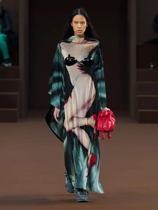 aksen balon juga tampak pada bagian dada kaftan yang menciptakan keunikan tersendiri pada koleksi.