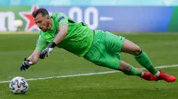 Empat menit setelah babak pertama dimulai, gawang Martin Dubravka langsung diserang oleh Swedia. Tendangan dari Sebastian Larsson membentur Milan Skriniar dan dengan mudah diamankan Dubravka. (Foto: AP/Pool/Maxim Shemetov)