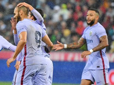 Barcelona menelan kekalahan saat melakoni laga ujicoba keempat di masa pramusim 2021/22 melawan klub asal Austria, RB Salzburg. (Foto: AFP/Barbara Gindl)