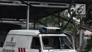 Kondisi mobil yang terparkir di halaman Mapolsek Ciracas, Jakarta, Rabu (12/12). Polsek Ciracas diamuk oleh sekelompok orang tak dikenal dini hari tadi. (Liputan6.com/Herman Zakharia)