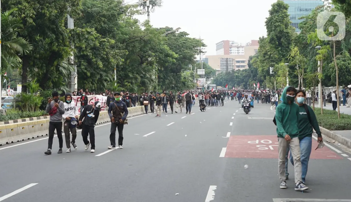 Suasana Jalan Salemba Raya yang dipadati pengunjuk rasa di Jakarta, Kamis (8/10/2020). Banyaknya jumlah pengunjuk rasa yang berjalan menuju Istana Negara menyebabkan Jalan Salemba Raya dari arah Matraman tertutup dan tidak bisa dilalui kendaraan. (Liputan6.com/Immanuel Antonius)