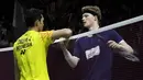 Tunggal putra Denmark, Anders Antonsen, bersalaman usai mengalahkan tunggal Indonesia pada Indonesia Masters 2019 di Istora Senayan, Jakarta, Sabtu (26/1). Antonsen lolos ke final. (Bola.com/Yoppy Renato)